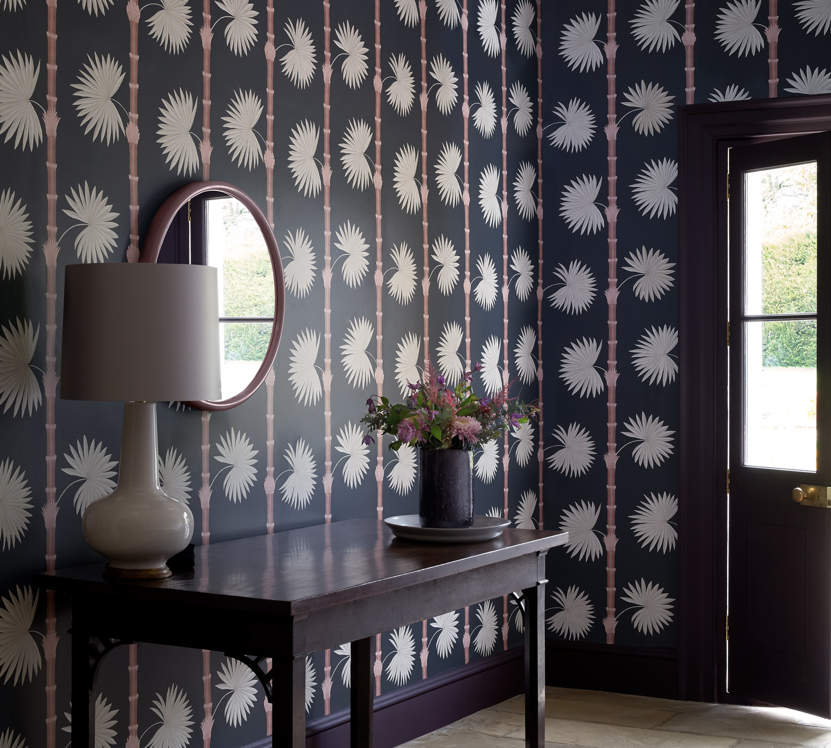 Обои Paint & Paper Library Botany Hardy Palm Acqua Viva 0360HAAQUAV фото в интерьере